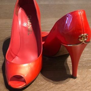 CHANEL CORAL PATENT PEEPTOE PUMPS WITH CC AT BACK